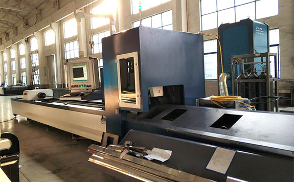 Machine de d&eacute;coupe laser pour tubes &agrave; chargement automatique JCT2632