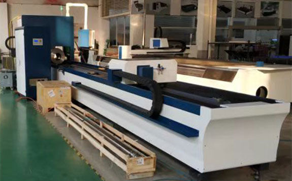 Machine de d&eacute;coupe laser pour tuyaux de serrage &agrave; 3 mandrins JCT3612