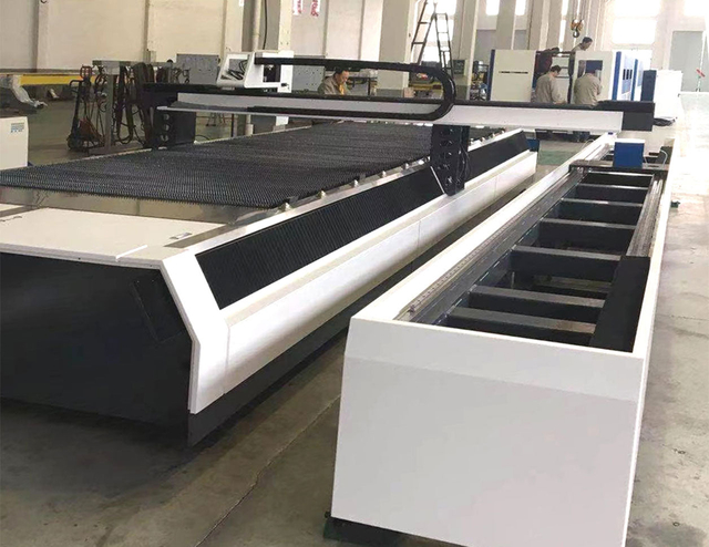 M&aacute;quina de corte a laser de chapas e tubos JLNS3015